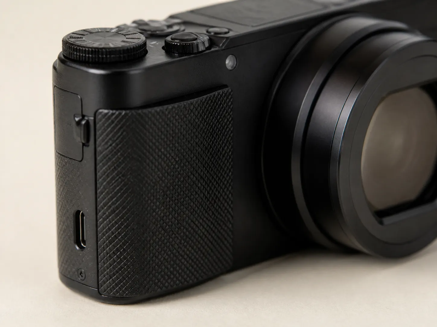 รายละเอียดขอบ พอร์ต และพื้นผิวของ Compact Camera 1-inch