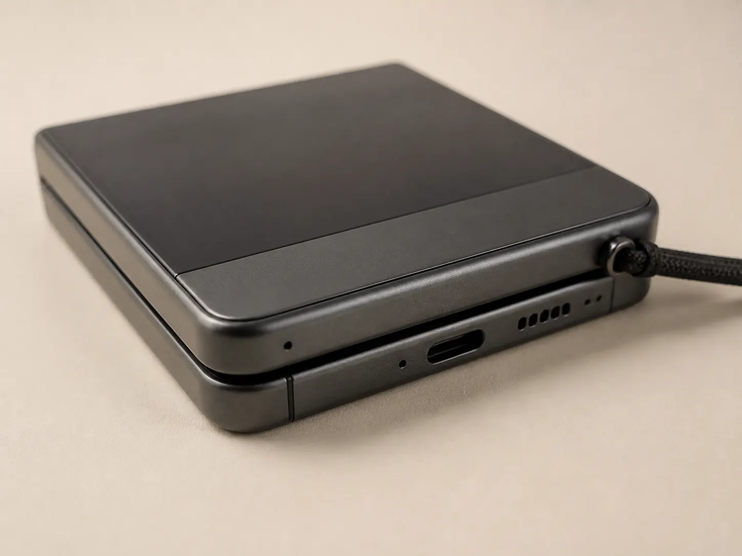 รายละเอียดขอบ พอร์ต และพื้นผิวของ Fold Compact 256GB