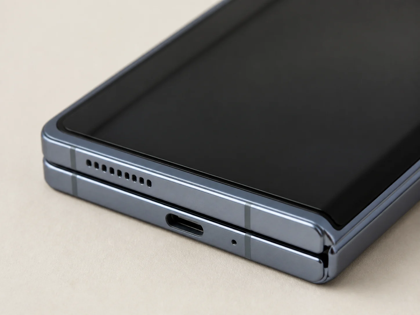 รายละเอียดขอบ พอร์ต และพื้นผิวของ Fold Flagship 1TB