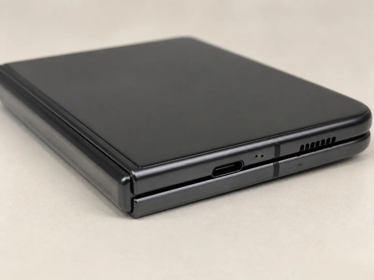 รายละเอียดขอบ พอร์ต และพื้นผิวของ Fold Graphite 512GB