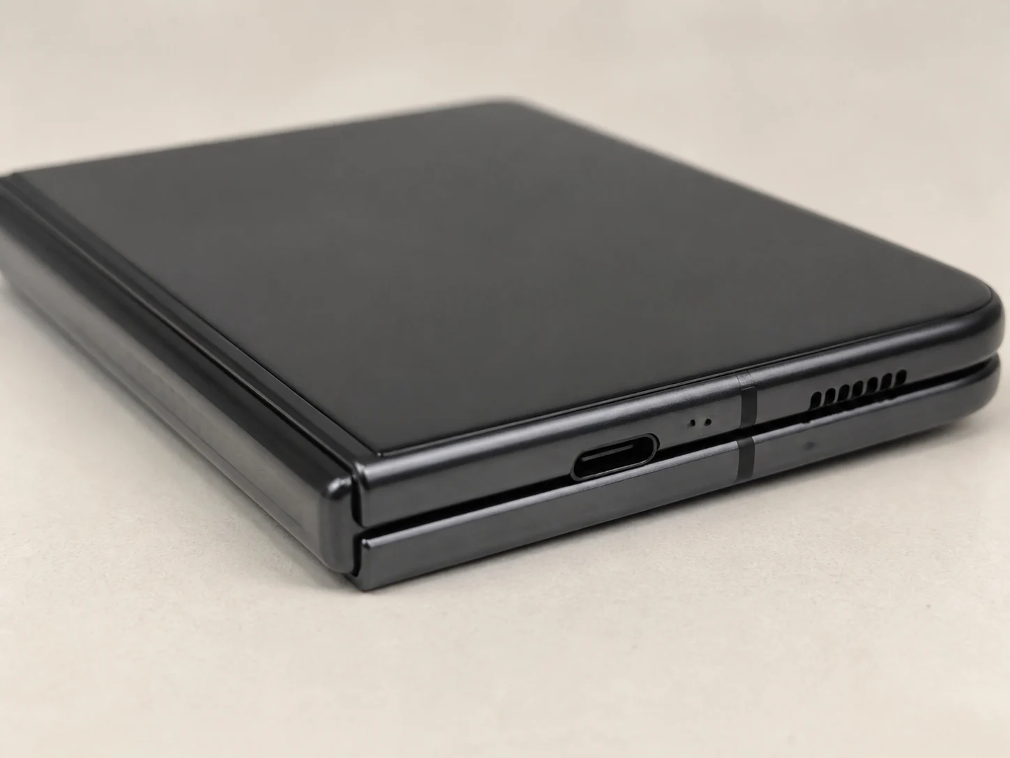 รายละเอียดขอบ พอร์ต และพื้นผิวของ Fold Graphite 512GB