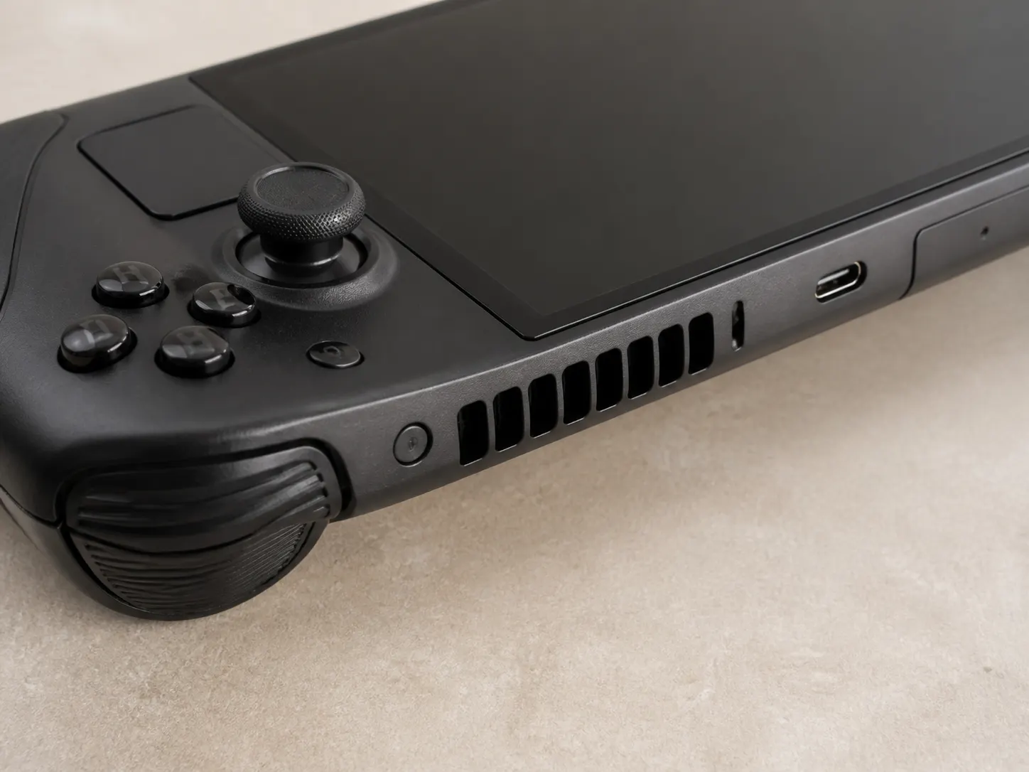 รายละเอียดขอบ พอร์ต และพื้นผิวของ Handheld Performance 1TB