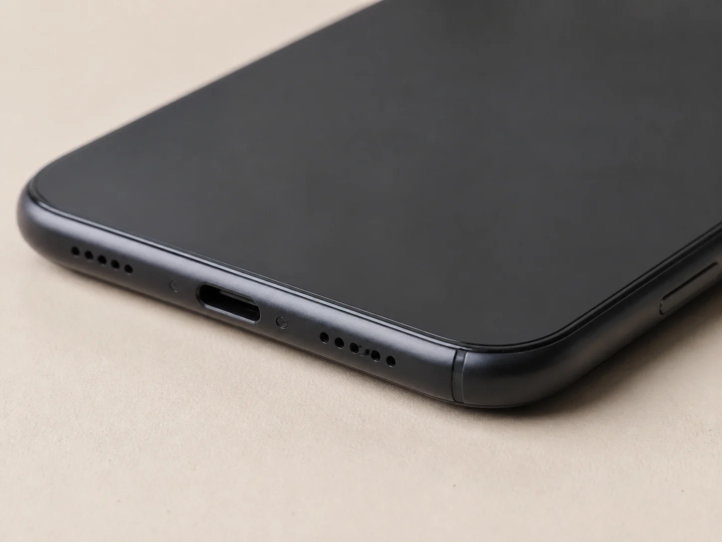 รายละเอียดขอบ พอร์ต และพื้นผิวของ Smartphone SE 128GB