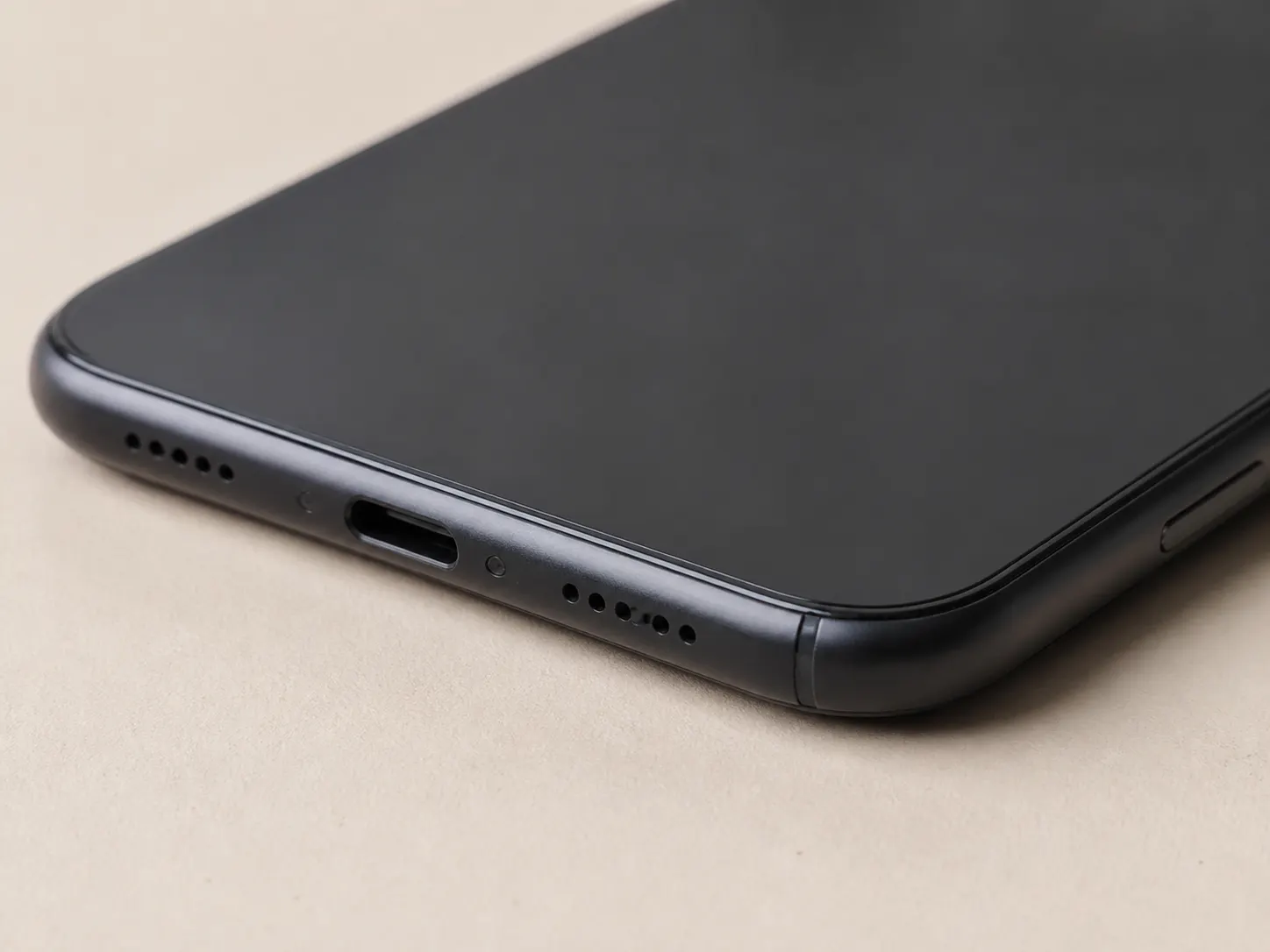 รายละเอียดขอบ พอร์ต และพื้นผิวของ Smartphone SE 128GB