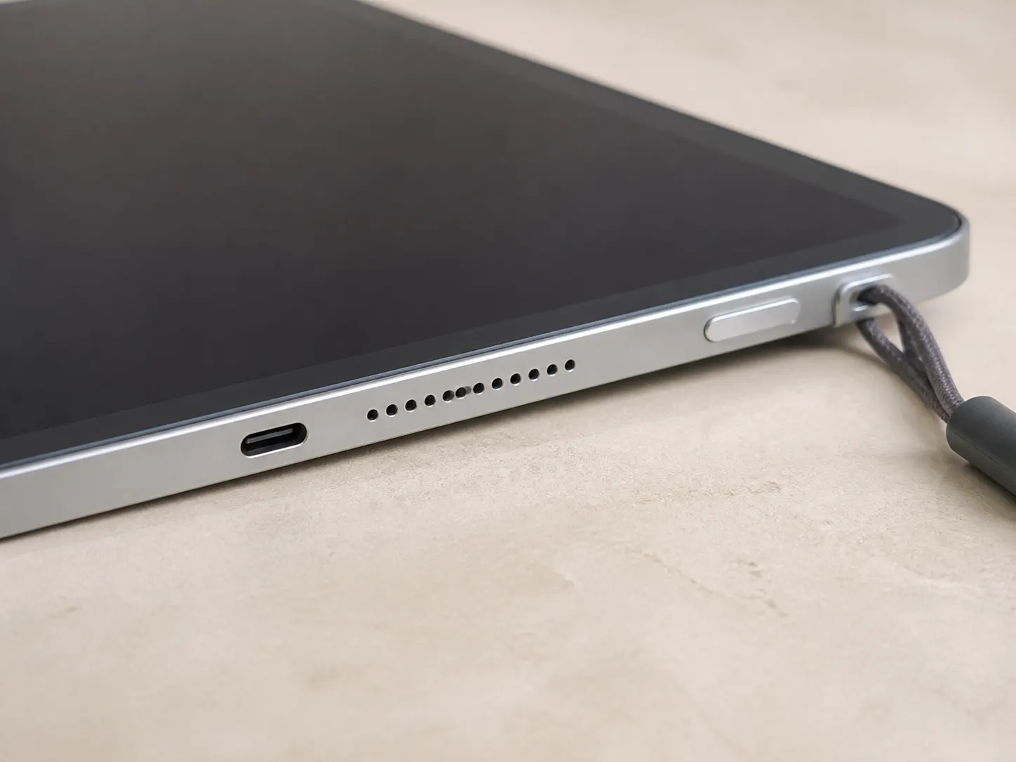 รายละเอียดขอบ พอร์ต และพื้นผิวของ Tablet Air 128GB