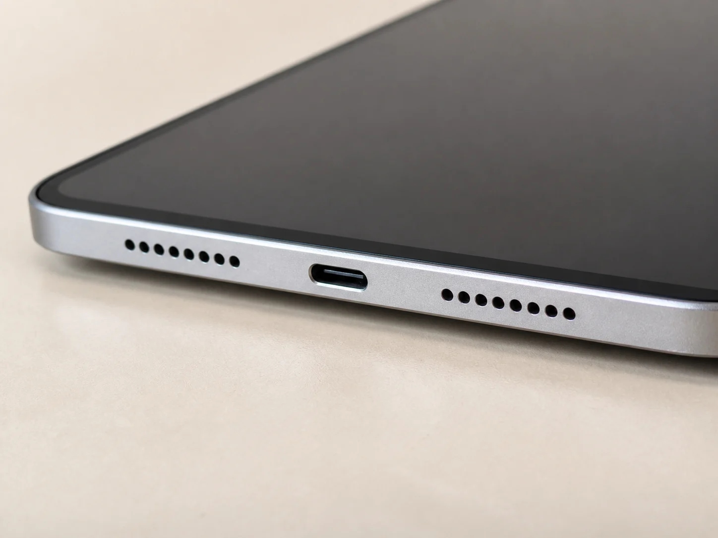 รายละเอียดขอบ พอร์ต และพื้นผิวของ Tablet Mini 256GB
