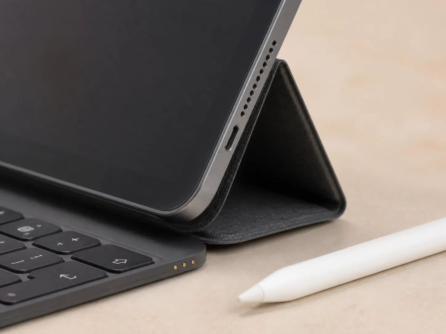 รายละเอียดขอบ พอร์ต และพื้นผิวของ Tablet Studio 512GB