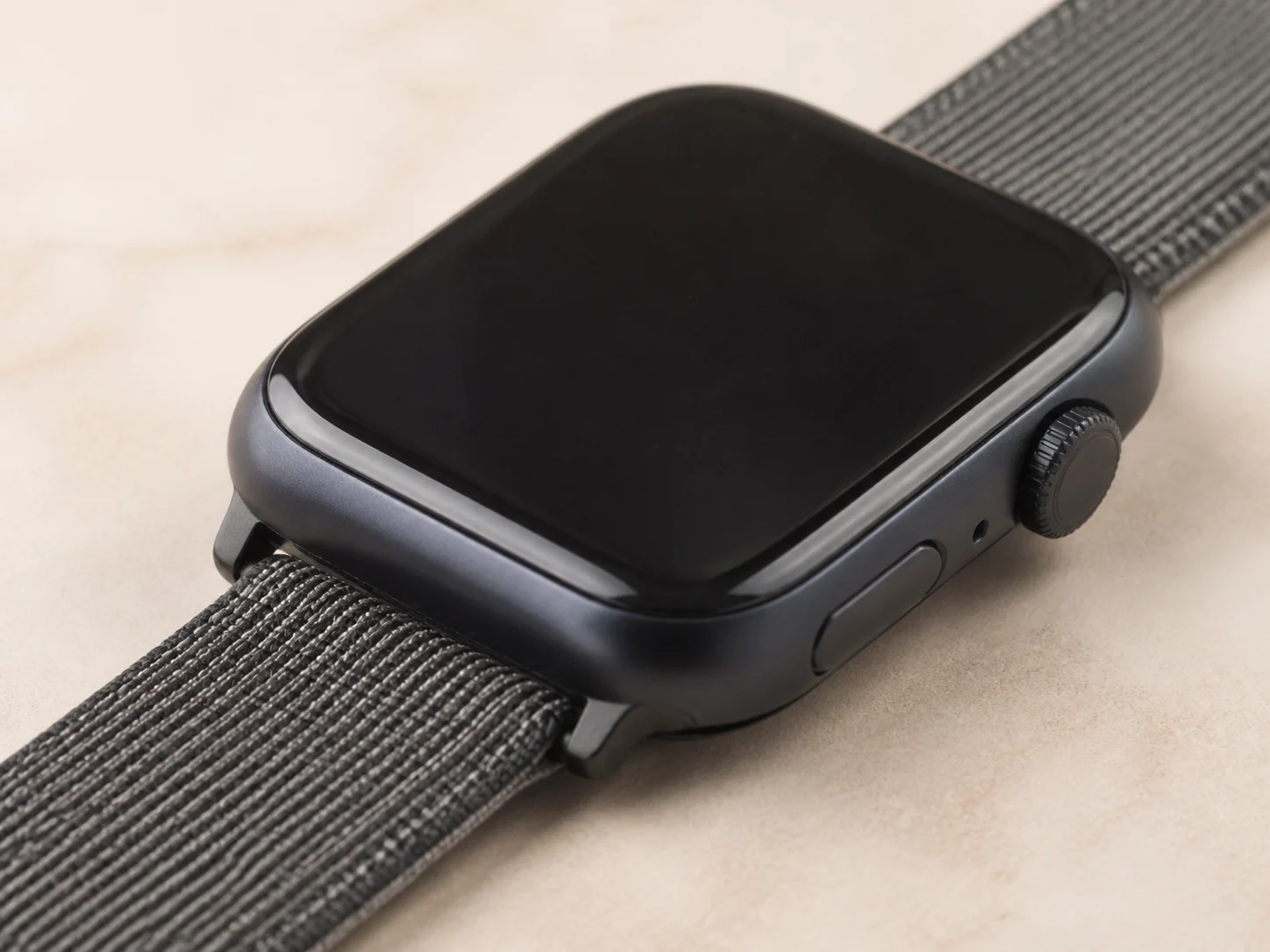 รายละเอียดขอบ พอร์ต และพื้นผิวของ Watch LTE 45mm