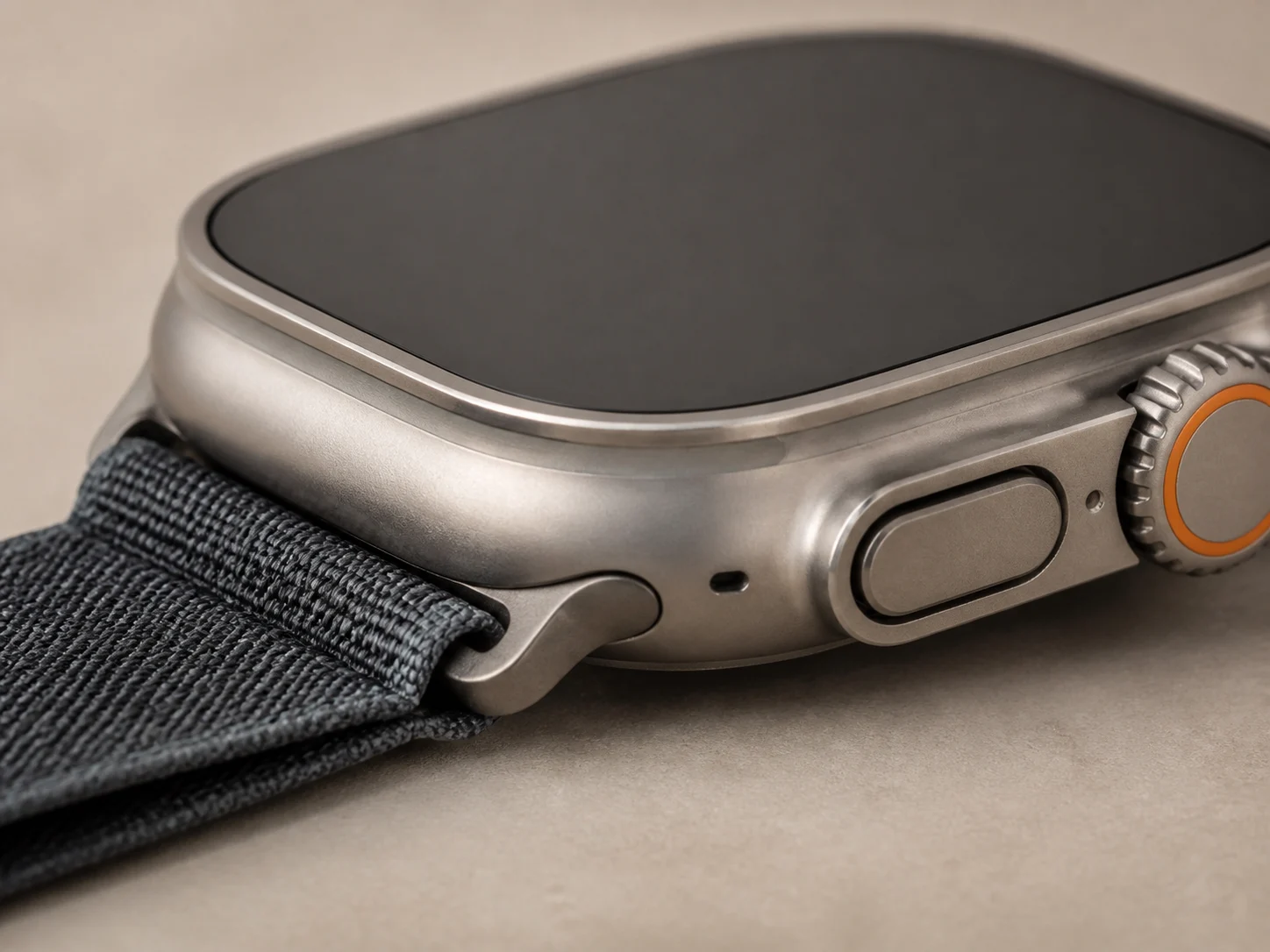 รายละเอียดขอบ พอร์ต และพื้นผิวของ Watch Ultra GPS + LTE