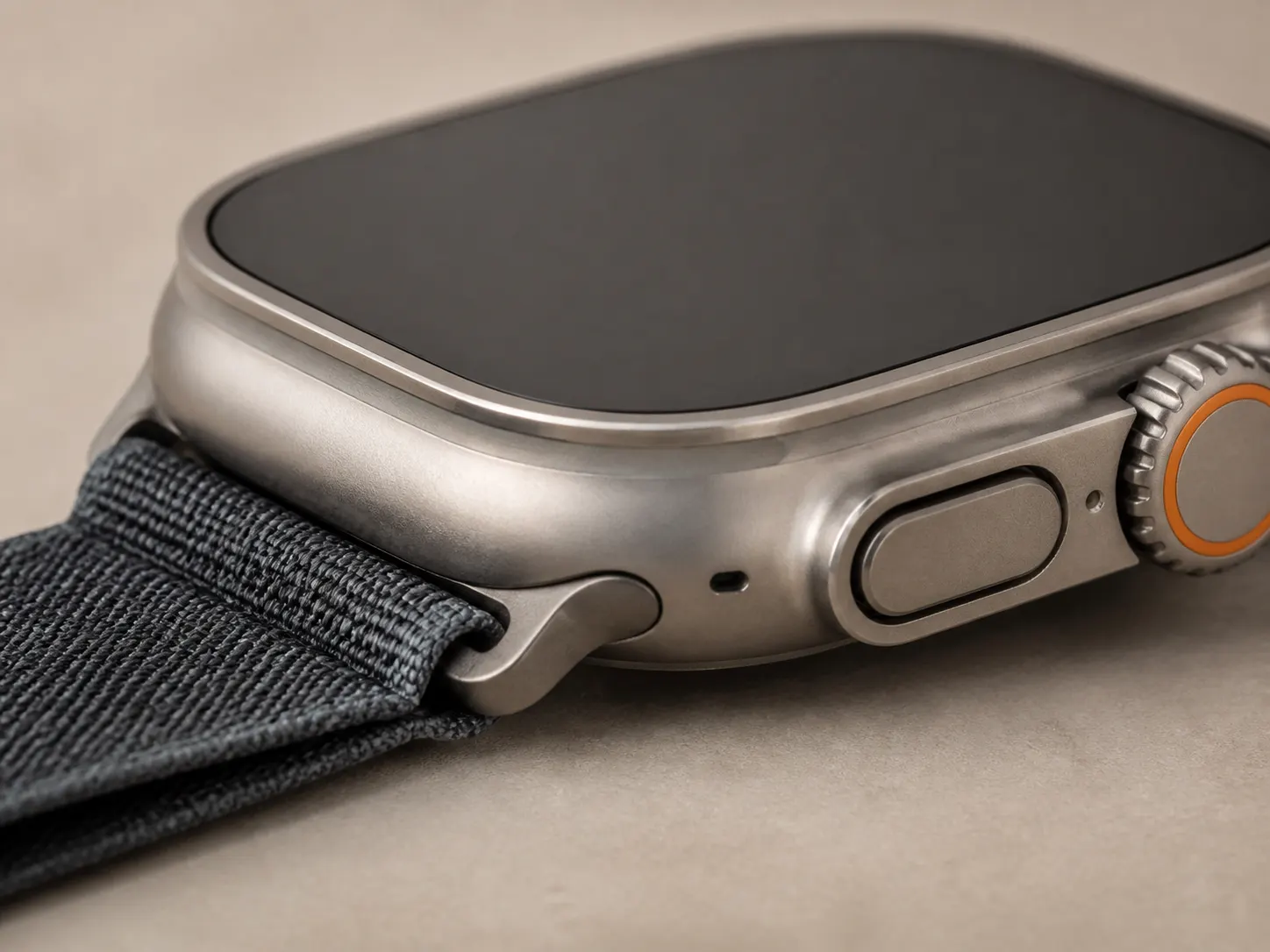 รายละเอียดขอบ พอร์ต และพื้นผิวของ Watch Ultra GPS + LTE